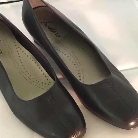 Trotters Shoes - Vintage black Leather slip on Heels.